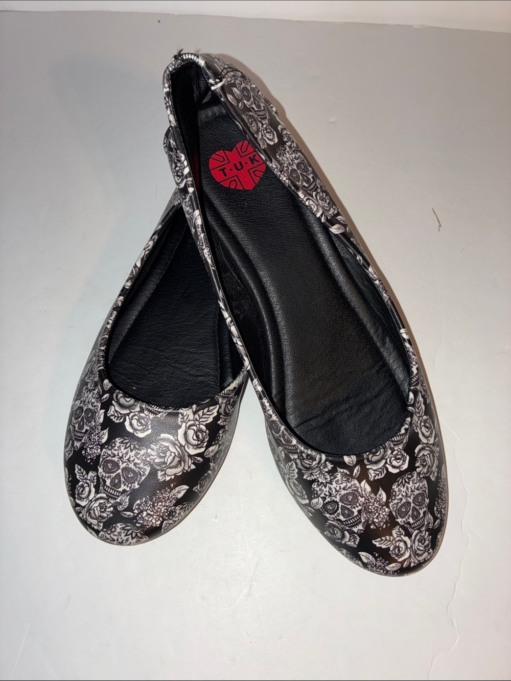 T.U.K. , Women’s Size 8, Black with White Skulls and Roses Ballet Flats